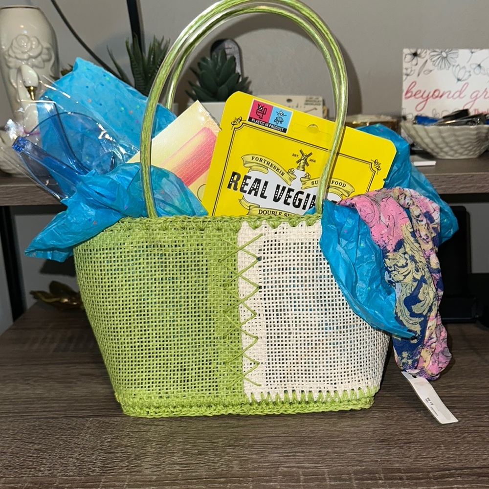 Woven Mini Bag with face mask, Posh thank you cards, headband, sunglasses 😎